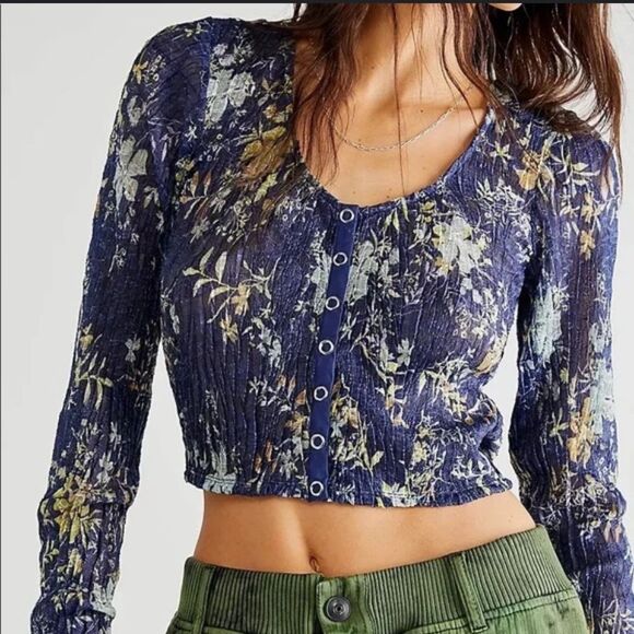 Free People Tops - Nwt free people we the free Angelina blue printed scrunchie long sleeve crop top